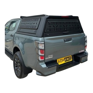 Hardtopul negru AQM Q80 pe Isuzu D-Max, prezentat într-o perspectivă din spate-lateral.