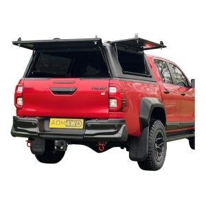 Hardtopul montat pe Hilux, cu geamurile laterale rabatate.