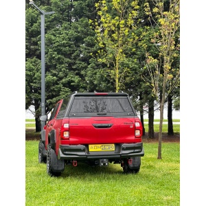 Hardtop negru pentru Volkswagen Amarok (2023-2025), cu 3 geamuri fumurii securizate rabatabile și geam frontal culisant AQMCAB G80