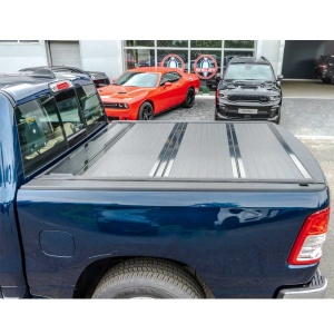 Închidere de benă tri-fold OFD din aluminiu, montată pe un Ford Ranger Double Cab (2011-2022).