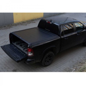 Rulou benă aluminiu OFD închis pe un Dodge Ram 1500/2500 2019+, cu hayonul deschis.