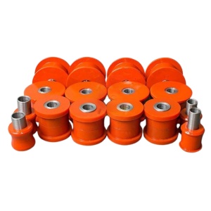 Vedere de ansamblu a bucșelor portocalii din kit, cu inserții metalice.