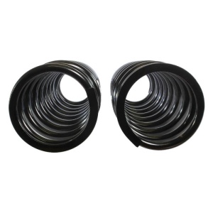 Două arcuri elicoidale din kitul de suspensie Terrain Tamer TGS +4cm.