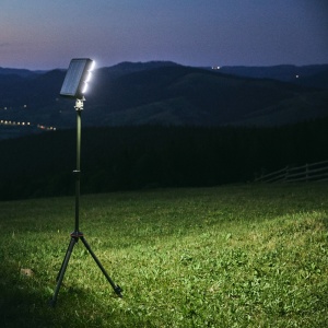 Lampă LED profesională de camping cu trepied telescopic 1.2–2.2 m, 3 lanterne detașabile, 3500 lm, încărcare solară & power bank USB, iluminare spot/flood, Wild Land