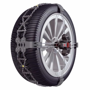 Lanțuri antiderapante Konig K-Summit XXL K77 montate pe o roată.