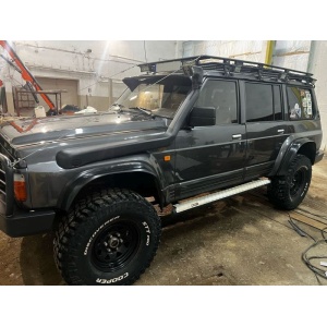 Overfendere Kalgum de 125 mm montate pe o mașină 4x4, oferind protecție roților.