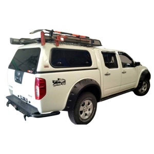 Vedere din spate a overfenderelor montate pe un Nissan Navara D40 alb.