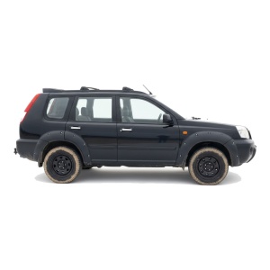 Vedere laterală a Nissan X-Trail T30 cu overfendere Kut Snake de 45 mm și roți murdare.