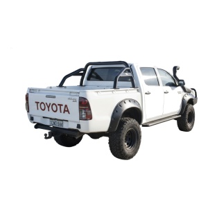 Vedere din spate a overfenderelor de 95 mm pe Toyota Hilux Vigo facelift.