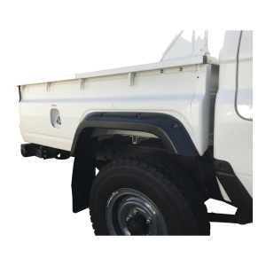 Prim-plan pe overfenderul spate Kut Snake de 50 mm, montat pe Toyota Land Cruiser 79.