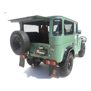 Overfendere Kut Snake 110 mm pe Toyota Land Cruiser seria 40, cu portbagajul deschis.