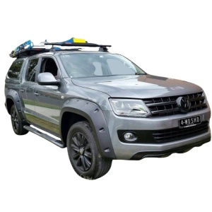 Prim-plan pe textura overfenderelor Kut Snake de 9cm, montate pe aripile unui Amarok.
