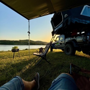Cortul de acoperiș Voyager Pro 160, pentru 2-3 persoane, într-un peisaj de camping, RESIGILAT.