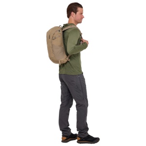 Rucsacul Thule AllTrail 18L Faded Khaki purtat de un bărbat, demonstrând mărimea.