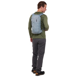 Rucsacul de hidratare Thule AllTrail 10L purtat, pentru o mai bună percepție a mărimii.