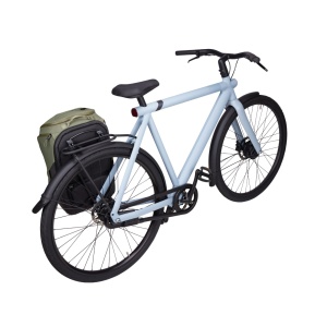 Rucsacul montat pe portbagajul unei biciclete, utilizat ca geantă laterală.