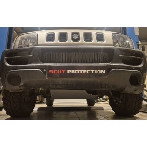 Vedere generală de sub Suzuki Jimny 1998-2018, cu scutul motor din aluminiu montat.