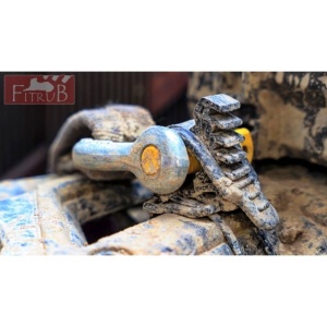 Clema Fitrub, 22–31 mm, fixând o cheie de șa, acoperită de noroi în condiții off-road.