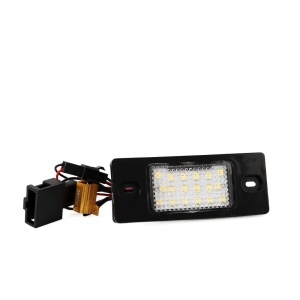 Prim-plan cu lămpile LED M-Tech pentru VW Golf IV, evidențiind LED-urile și rezistorul Canbus.