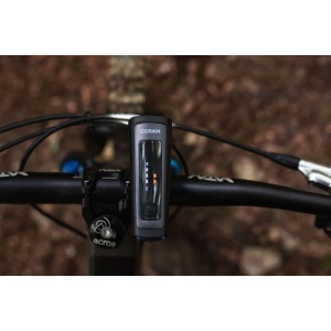 Vedere de sus a lămpii frontale Osram, fixată pe ghidonul bicicletei.