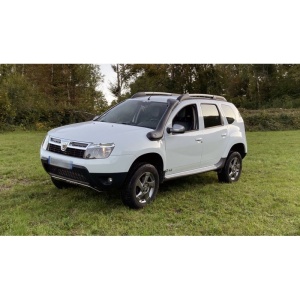 Snorkele montat pe o Dacia Duster albă, vedere frontal-laterală.