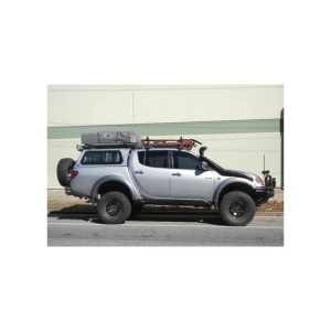 Vedere laterală a snorkelului montat pe un Mitsubishi L200 argintiu.