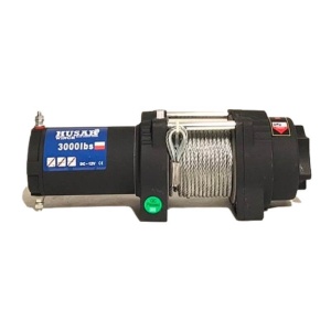 Prim-plan al troliului Husar Winch 3000lbs, evidențiind cablul de oțel și eticheta produsului.