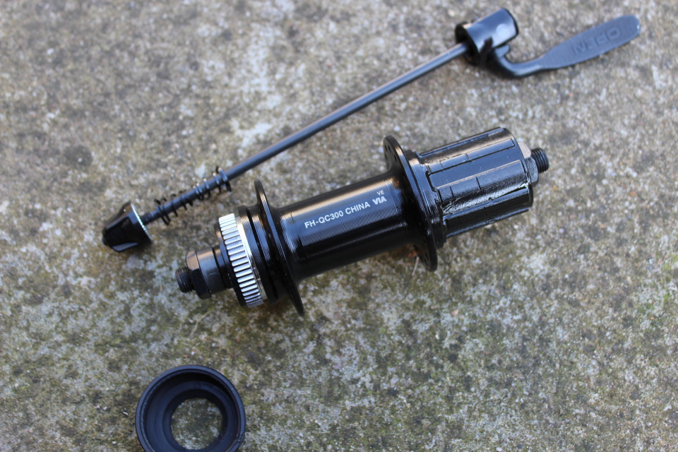 Shimano FH-QC300 8/9/10/11vit. Center-Lock butuc spate + QR 32 gauri