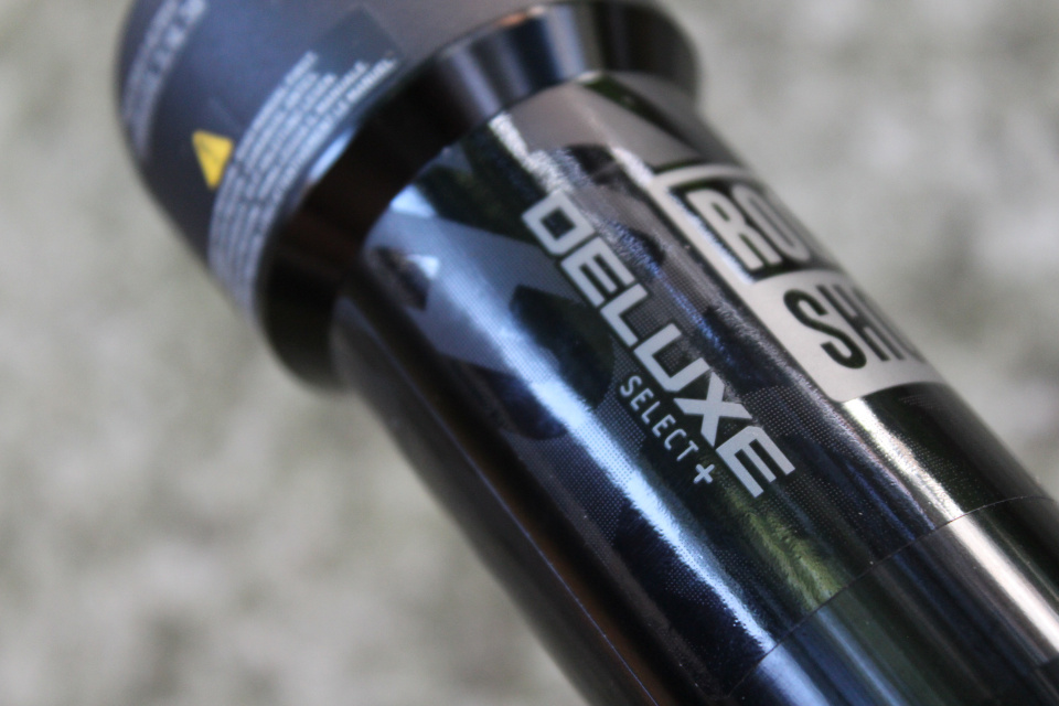 パーツ ROCKSHOX DELUXE SELECT+ 230X60 RockShox Deluxe Select+ DebonAir 230x60 Shock - standard mount