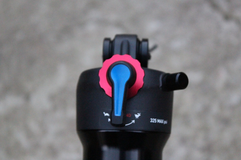パーツ ROCKSHOX DELUXE SELECT+ 230X60 RockShox Deluxe Select+ DebonAir 230x60 Shock - standard mount