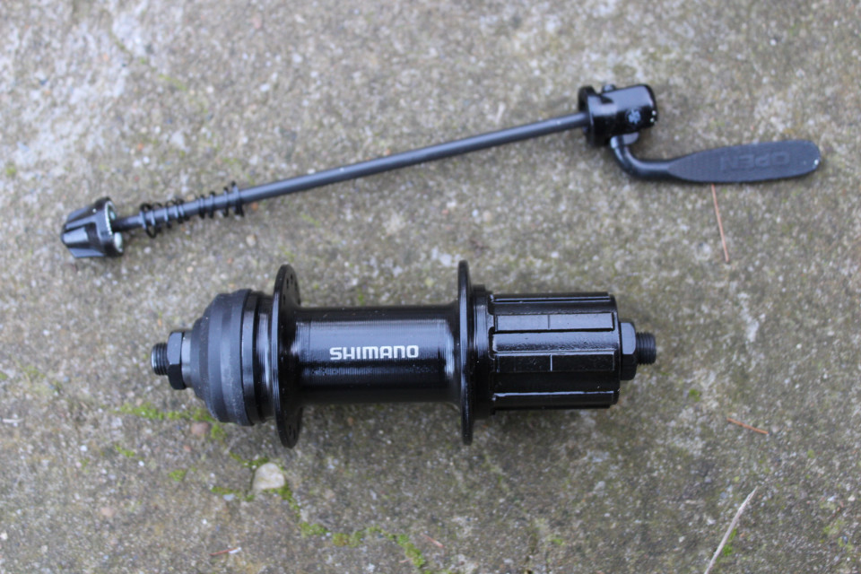 Shimano FH-QC300 8/9/10/11vit. Center-Lock butuc spate + QR 32 gauri