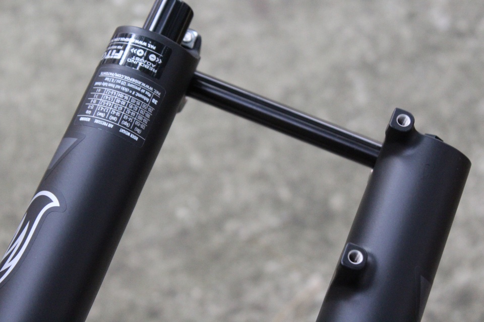 Fox 38 furca suspensie Rhythm E-tuned FLOAT 29inch 180mm Grip