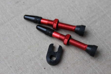 Set Valva tubeless FV 40mm Wake Pro - rosu + cheie valva - Img 3