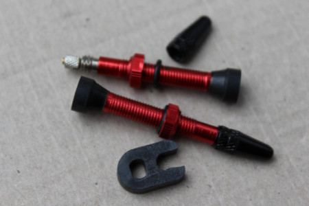 Set Valva tubeless FV 40mm Wake Pro - rosu + cheie valva - Img 4