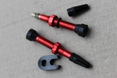 Set Valva tubeless FV 40mm Wake Pro - rosu + cheie valva - Img 5