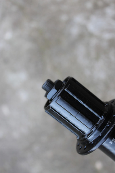 Shimano FH-QC300 8/9/10/11vit. Center-Lock butuc spate + QR 32 gauri - Img 2
