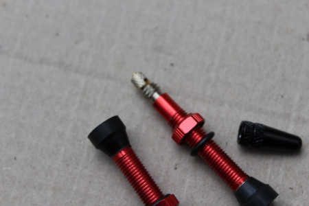 Set Valva tubeless FV 40mm Wake Pro - rosu + cheie valva - Img 6