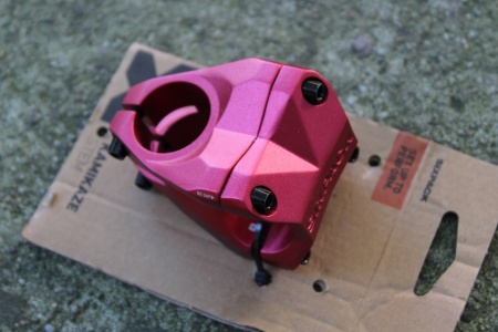 Sixpack Racing Kamikaze 31.8mm - Rosu - pipa bicicleta - Img 3