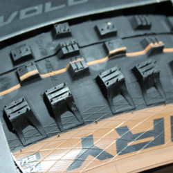 Schwalbe Magic Mary Evo 27.5x2.40 Bronze Addix Soft - Super Gravity DH TL-Easy - Img 3