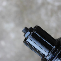 Shimano FH-QC300 8/9/10/11vit. Center-Lock butuc spate + QR 32 gauri