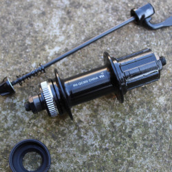 Shimano FH-QC300 8/9/10/11vit. Center-Lock butuc spate + QR 32 gauri