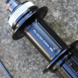 Shimano FH-QC300 8/9/10/11vit. Center-Lock butuc spate + QR 32 gauri