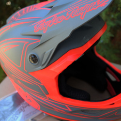 Troy Lee Designs D3 Fiberlite Spiderstripe Red Fullface - Medium(56-57cm) - Img 4