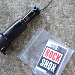 RockShox Deluxe Select DebonAir 165x45 Trunnion Shock - Img 2