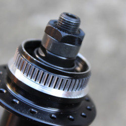 Shimano FH-QC300 8/9/10/11vit. Center-Lock butuc spate + QR 32 gauri