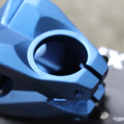 Sixpack Racing Kamikaze 31.8mm - Albastru - pipa bicicleta - Img 4