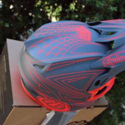Troy Lee Designs D3 Fiberlite Spiderstripe Red Fullface - Medium(56-57cm) - Img 6