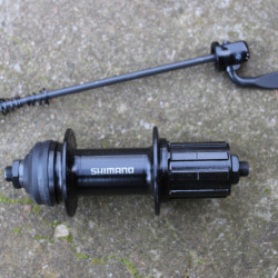 Shimano FH-QC300 8/9/10/11vit. Center-Lock butuc spate + QR 32 gauri
