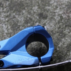 Sixpack Racing Kamikaze 31.8mm - Albastru - pipa bicicleta - Img 5