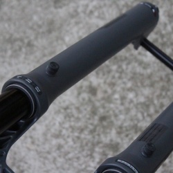 RockShox ZEB Ultimate Charger 3 RC2 29" DebonAir+ 190mm Tapered Boost furca telescopica - Img 8
